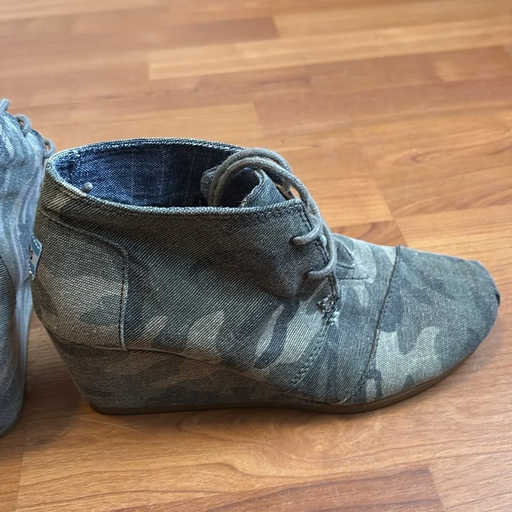 Toms | Camouflage Wedge Lace Shoes | Comfortable | Camo Styles | Size 7.5